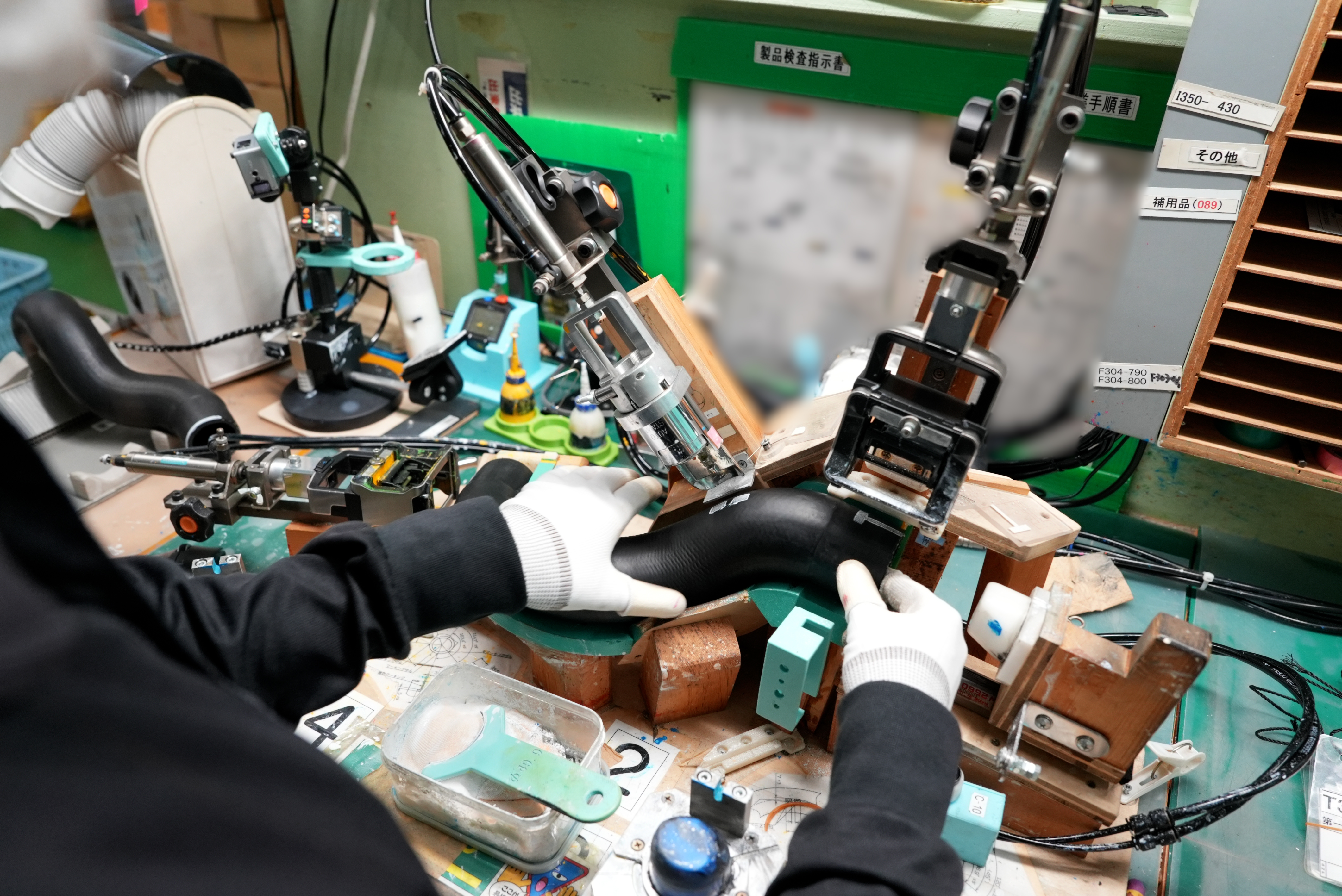 三重県松阪市で、自動車用ゴムホースの仕上げ加工や検査に対応。1970年の創業以来培ってきた経験とノウハウを活かし、短納期のご依頼や細かな仕様にも柔軟にお応えいたします。